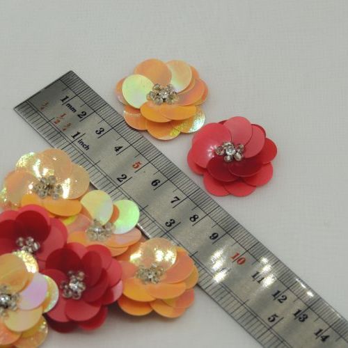 تصویر گل تزئینی لباس پولکی دو رنگ