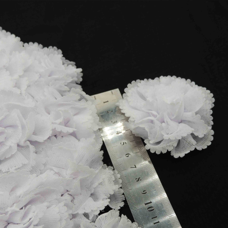 تصویر گل پارچه‌ای برجسته  توری لباس